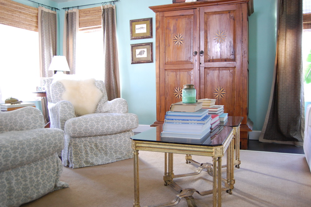 Foto på ett eklektiskt vardagsrum, med blå väggar