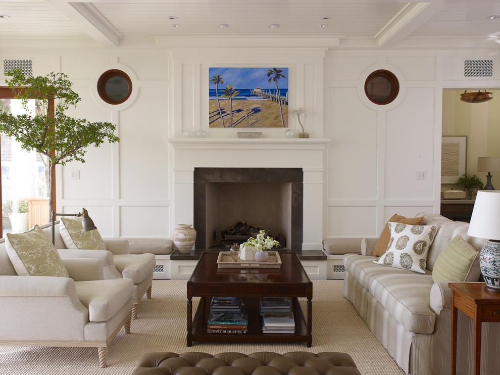 Источник вдохновения для домашнего уюта: изолированная гостиная комната в морском стиле с белыми стенами и стандартным камином
