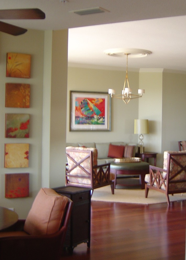 Großes, Repräsentatives, Fernseherloses, Offenes Klassisches Wohnzimmer mit gelber Wandfarbe und braunem Holzboden in Tampa