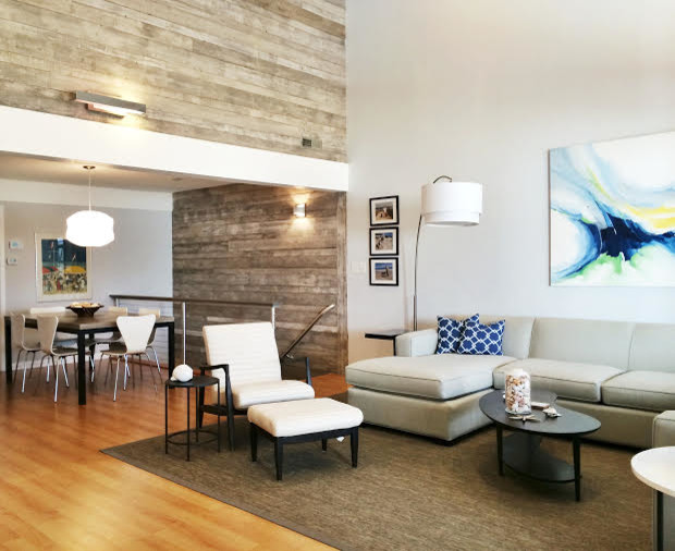Foto di un soggiorno design di medie dimensioni e aperto con pareti beige e pavimento in legno massello medio