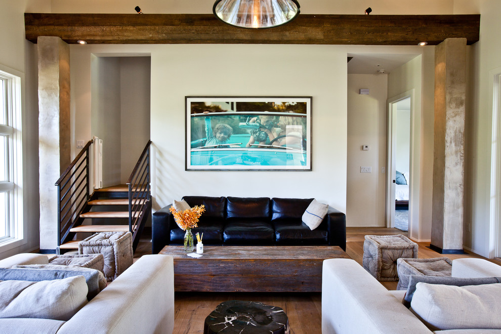 Свежая идея для дизайна: большая гостиная комната в морском стиле с бежевыми стенами - отличное фото интерьера