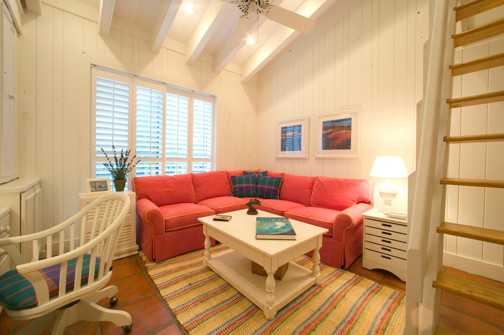 Свежая идея для дизайна: гостиная комната в морском стиле с белыми стенами и полом из терракотовой плитки - отличное фото интерьера