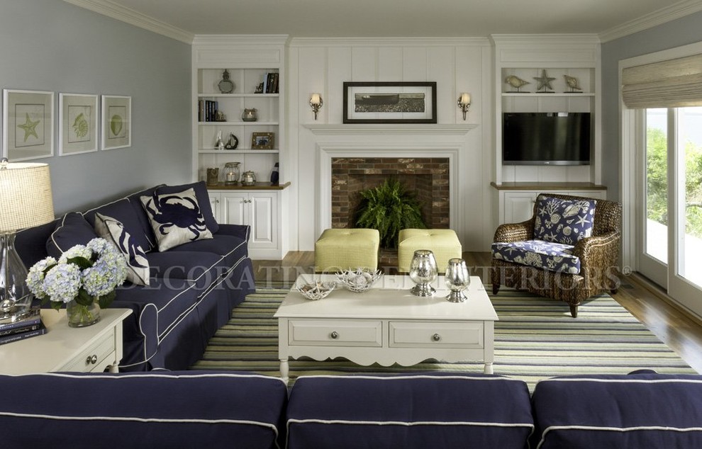 Стильный дизайн: открытая гостиная комната среднего размера в морском стиле с серыми стенами, стандартным камином, фасадом камина из кирпича и телевизором на стене - последний тренд