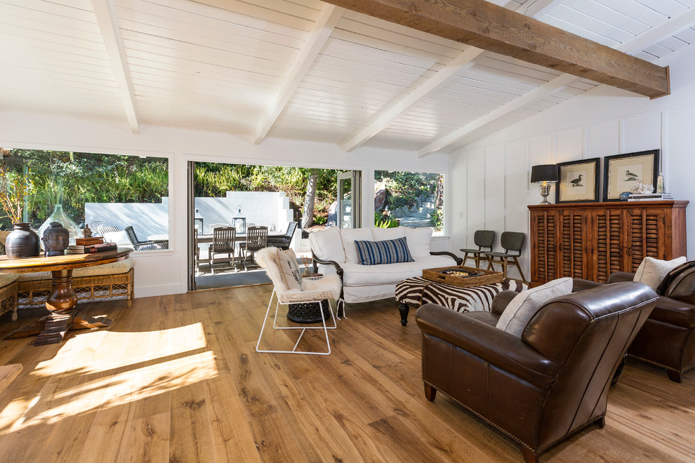 Inspiration pour un salon marin de taille moyenne et ouvert avec un mur blanc et un sol en bois brun.