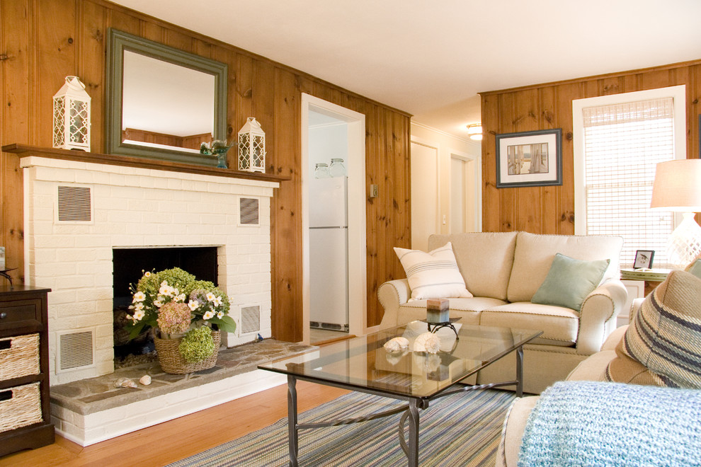 Mittelgroßes, Abgetrenntes Klassisches Wohnzimmer mit brauner Wandfarbe, braunem Holzboden, Kamin und Kaminumrandung aus Backstein in Boston