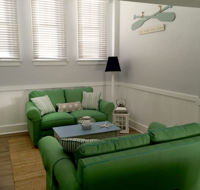 На фото: маленькая изолированная гостиная комната в морском стиле с синими стенами и полом из линолеума для на участке и в саду