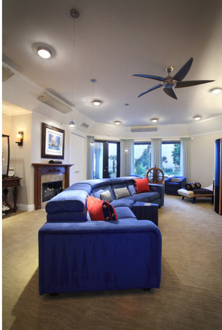 Maritimes Wohnzimmer mit Teppichboden, Kamin, Kaminumrandung aus Holz, weißer Wandfarbe, Multimediawand und beigem Boden in Miami