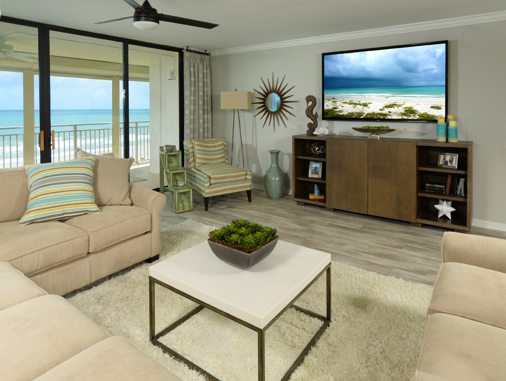 Idee per un grande soggiorno stile marino aperto con pareti grigie, parquet chiaro, TV a parete e pavimento bianco