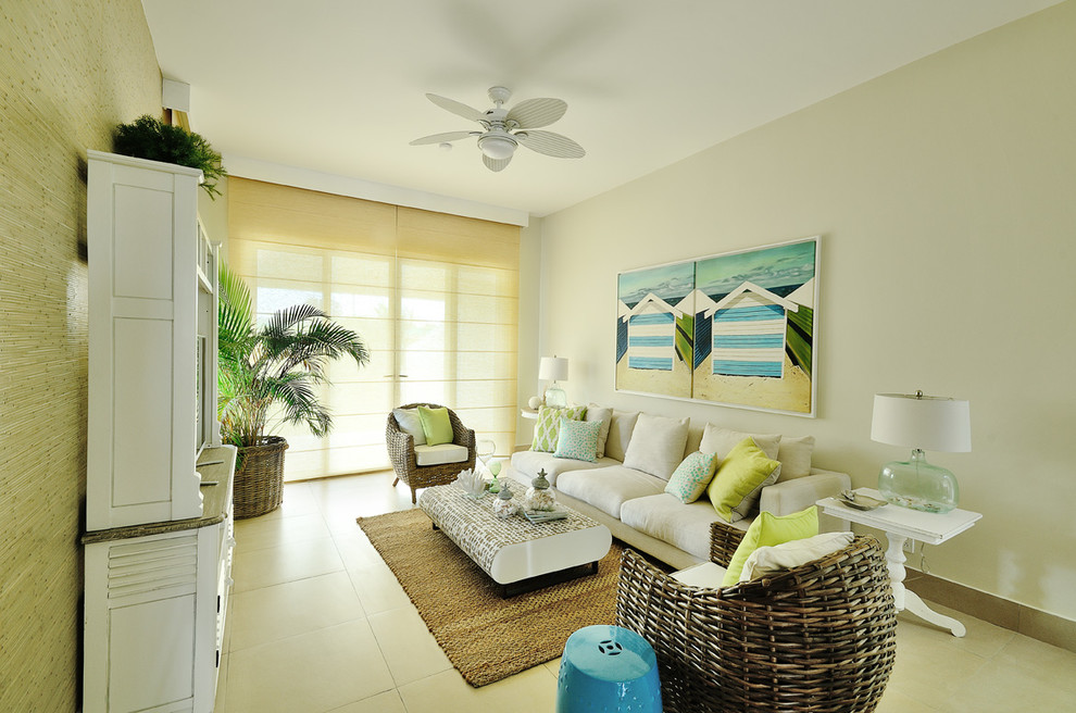 Ispirazione per un soggiorno stile marino con pareti beige e pavimento con piastrelle in ceramica