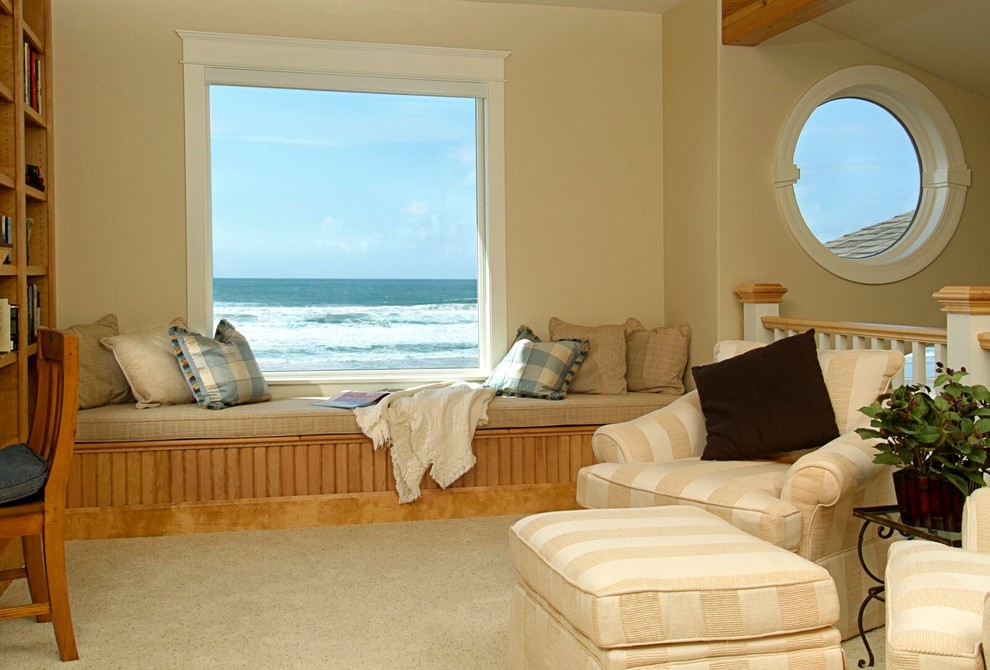 Ispirazione per un soggiorno stile marino con libreria, pareti beige e moquette