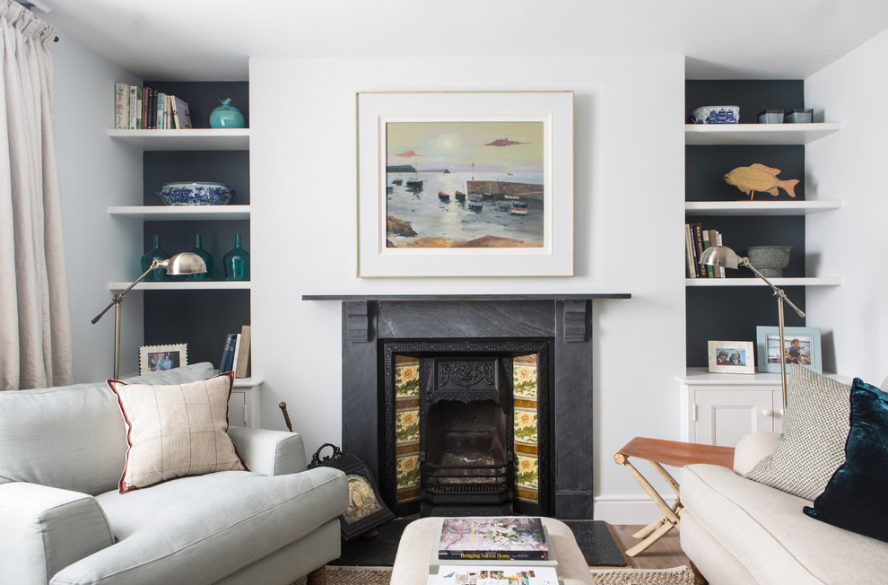 Maritimes Wohnzimmer mit weißer Wandfarbe, braunem Holzboden und Kamin in London