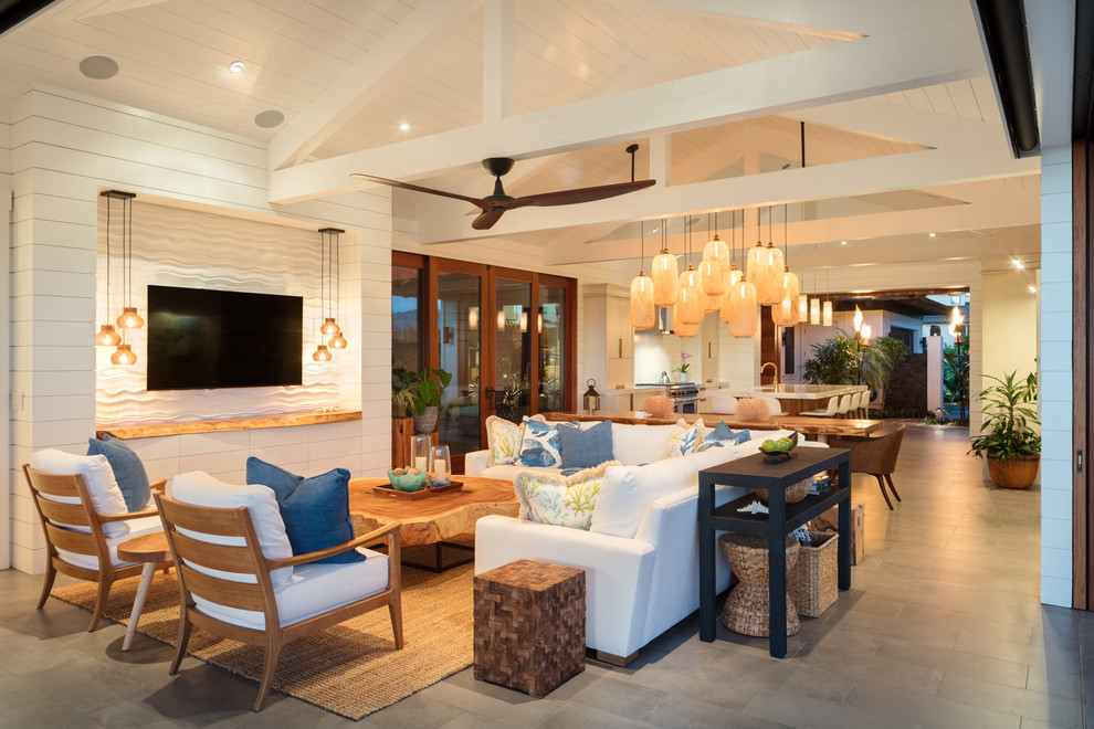 Offenes, Mittelgroßes Wohnzimmer ohne Kamin mit weißer Wandfarbe, TV-Wand, grauem Boden und Keramikboden in Hawaii
