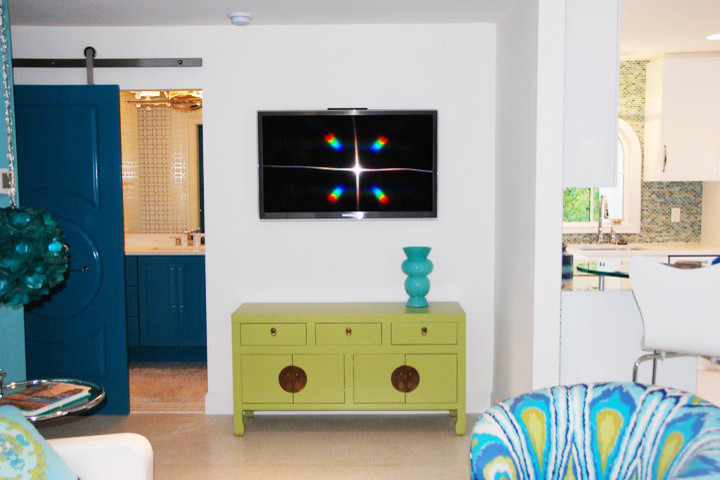 Diseño de salón abierto actual de tamaño medio con paredes azules, suelo de baldosas de porcelana, televisor colgado en la pared y suelo blanco
