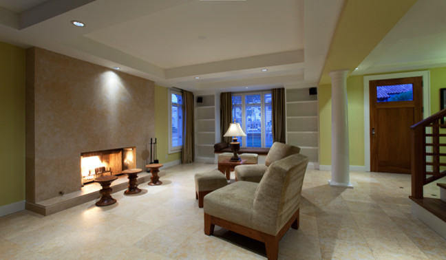Свежая идея для дизайна: гостиная комната в стиле неоклассика (современная классика) с зелеными стенами, полом из известняка, стандартным камином, фасадом камина из камня и разноцветным полом - отличное фото интерьера