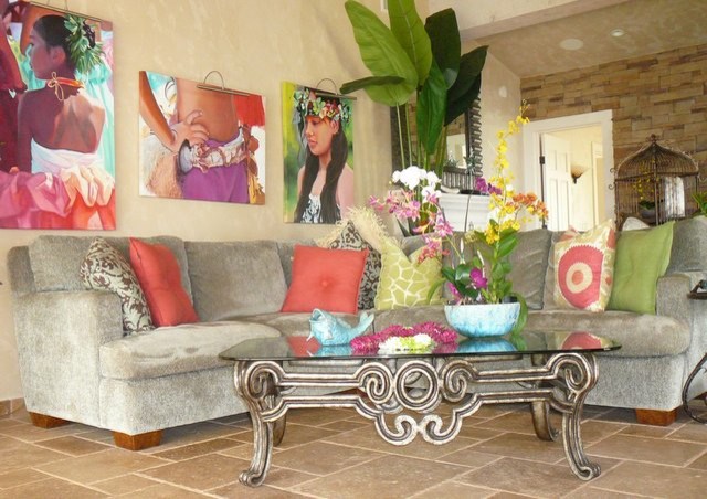Imagen de salón tropical de tamaño medio con paredes beige, suelo de travertino, todas las chimeneas y suelo marrón