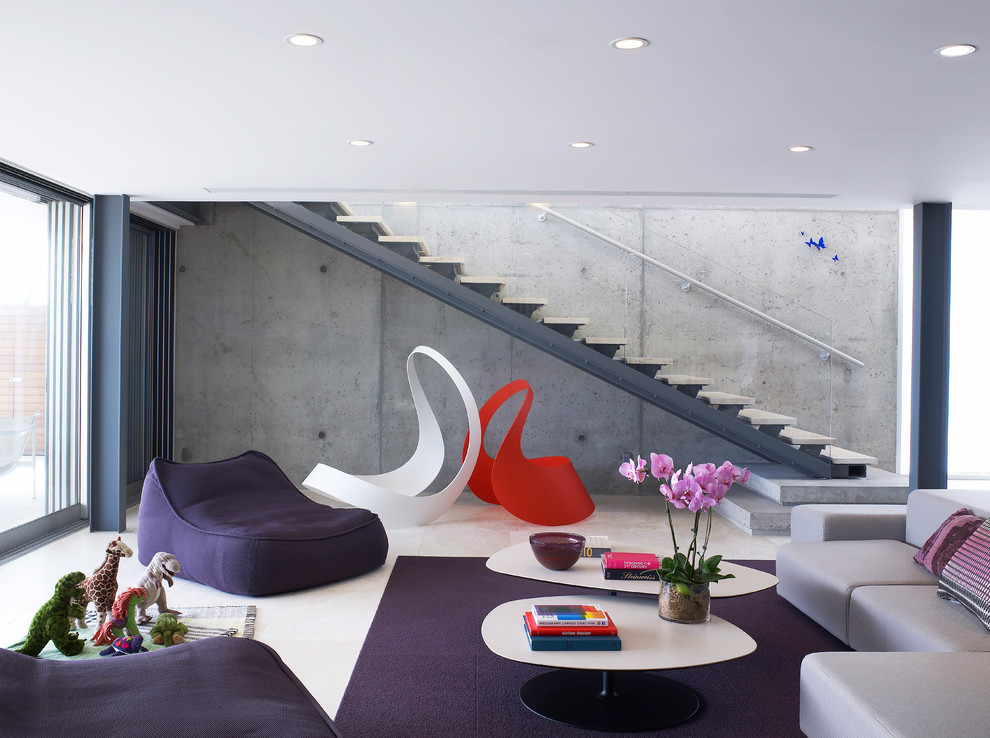 Стильный дизайн: открытая гостиная комната в современном стиле с серыми стенами - последний тренд