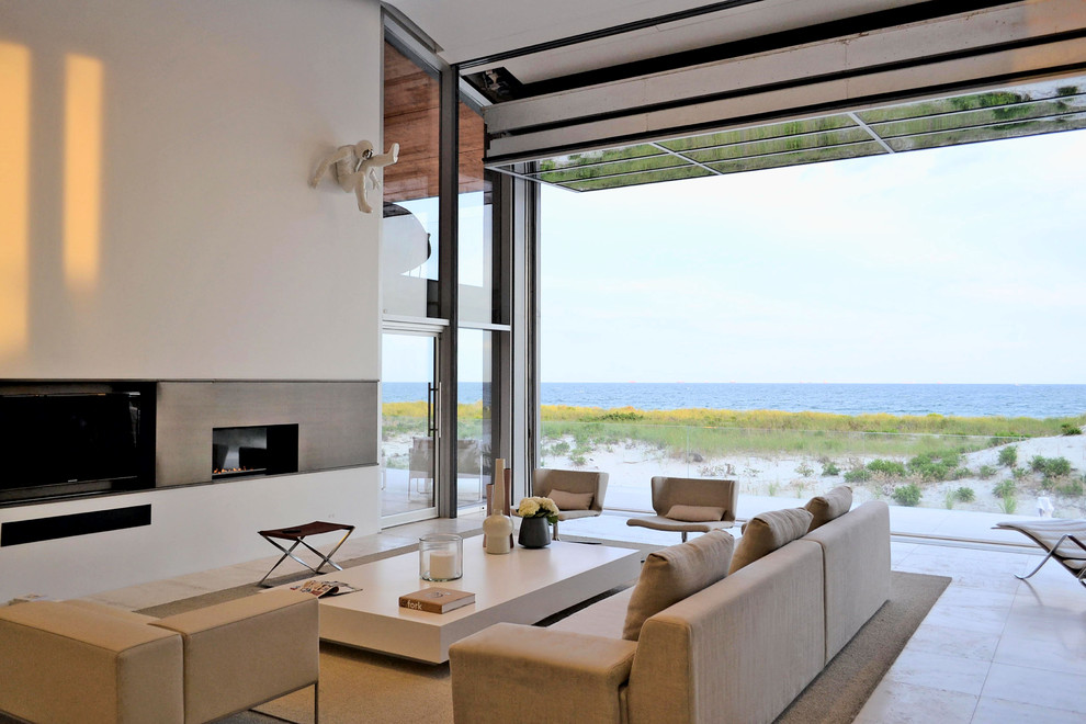 Стильный дизайн: гостиная комната в морском стиле с горизонтальным камином и мультимедийным центром - последний тренд