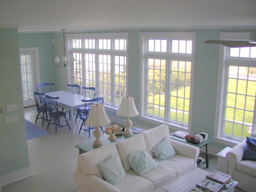 Foto di un soggiorno stile marinaro di medie dimensioni e aperto con pareti verdi e parquet chiaro