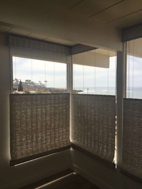 Mittelgroßes, Fernseherloses, Abgetrenntes Maritimes Wohnzimmer ohne Kamin mit grauer Wandfarbe und Teppichboden in San Diego