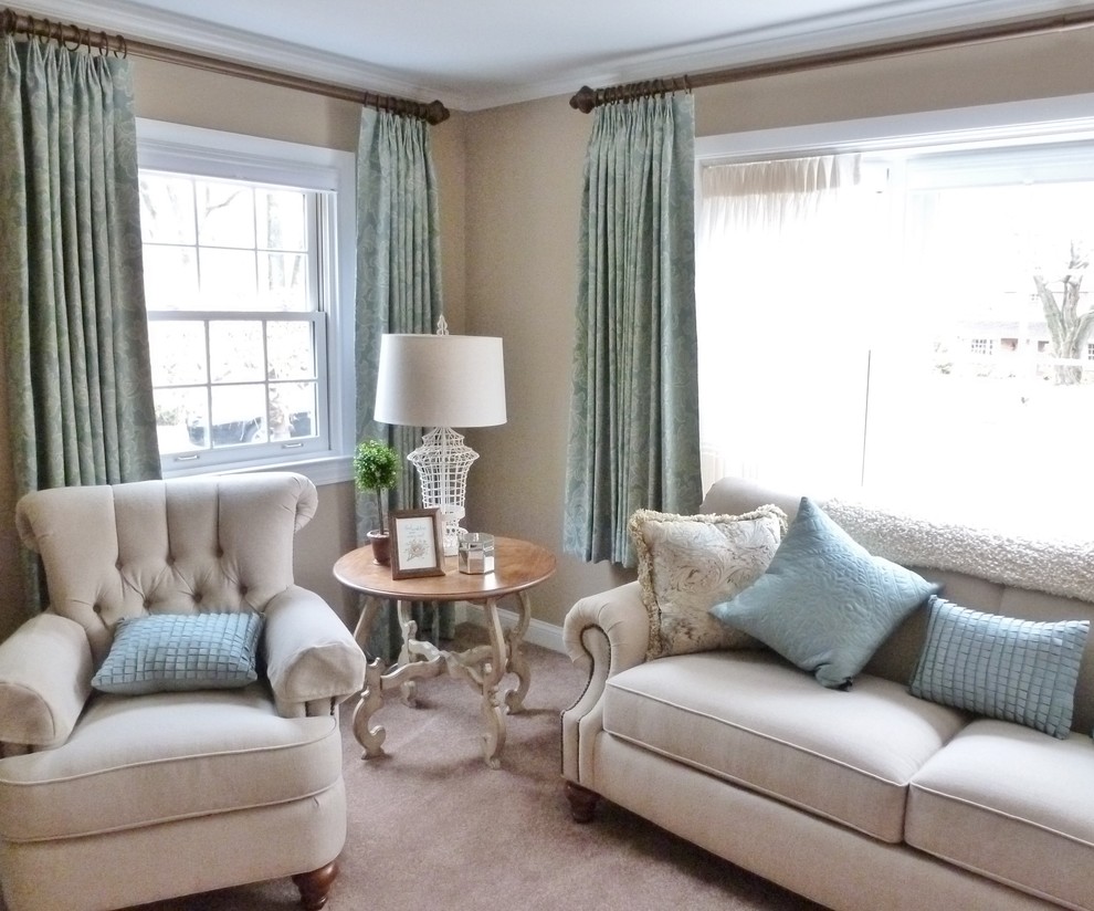 Foto de salón clásico de tamaño medio con paredes beige, moqueta y suelo beige