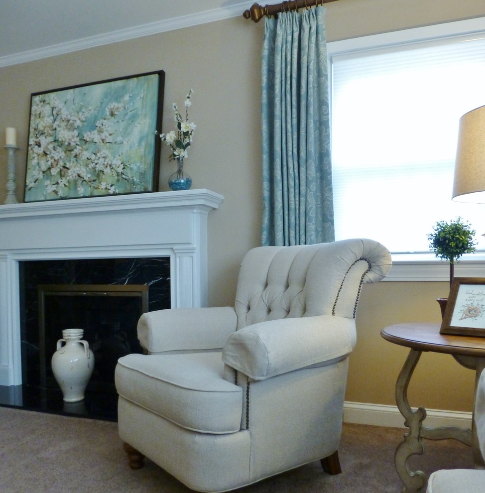 На фото: гостиная комната среднего размера в классическом стиле с бежевыми стенами, ковровым покрытием, стандартным камином, фасадом камина из камня, скрытым телевизором и бежевым полом с