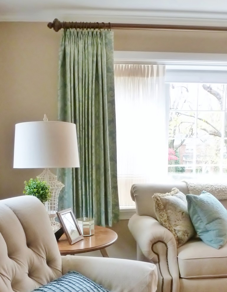 Immagine di un soggiorno tradizionale di medie dimensioni con pareti beige, moquette e pavimento beige