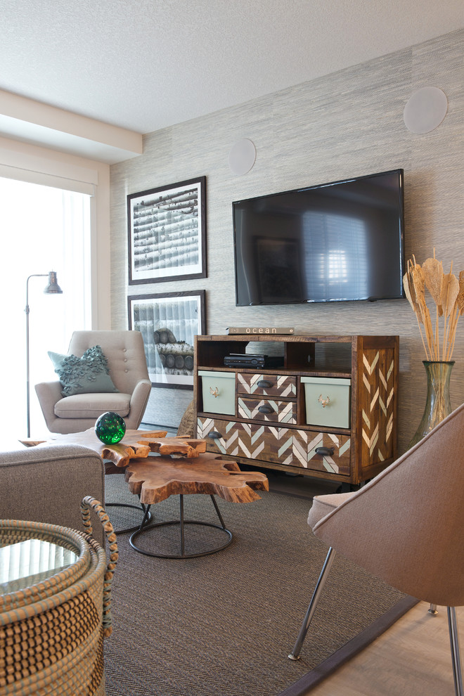 Foto di un piccolo soggiorno stile marinaro aperto con TV a parete, pareti beige, parquet chiaro e nessun camino