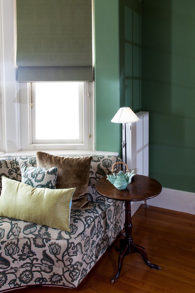 Abgetrenntes Klassisches Wohnzimmer mit grüner Wandfarbe und braunem Holzboden in Melbourne