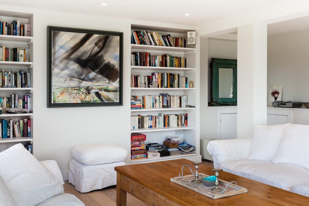Idee per un soggiorno stile marino con pareti bianche e pavimento in legno massello medio