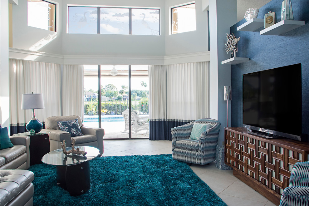 Idee per un grande soggiorno costiero aperto con sala formale, pareti blu, pavimento in gres porcellanato e TV autoportante