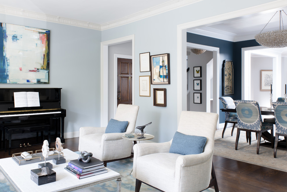 Imagen de salón para visitas abierto tradicional renovado de tamaño medio con paredes azules, suelo de madera oscura y suelo marrón
