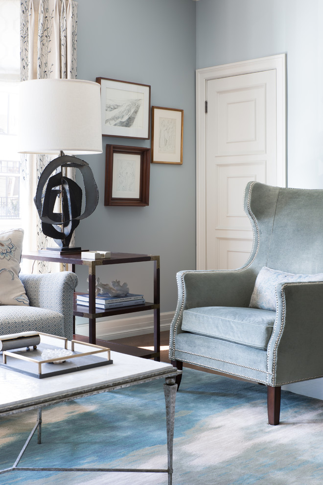 Immagine di un soggiorno chic di medie dimensioni e aperto con sala formale, pareti blu, parquet scuro e pavimento marrone