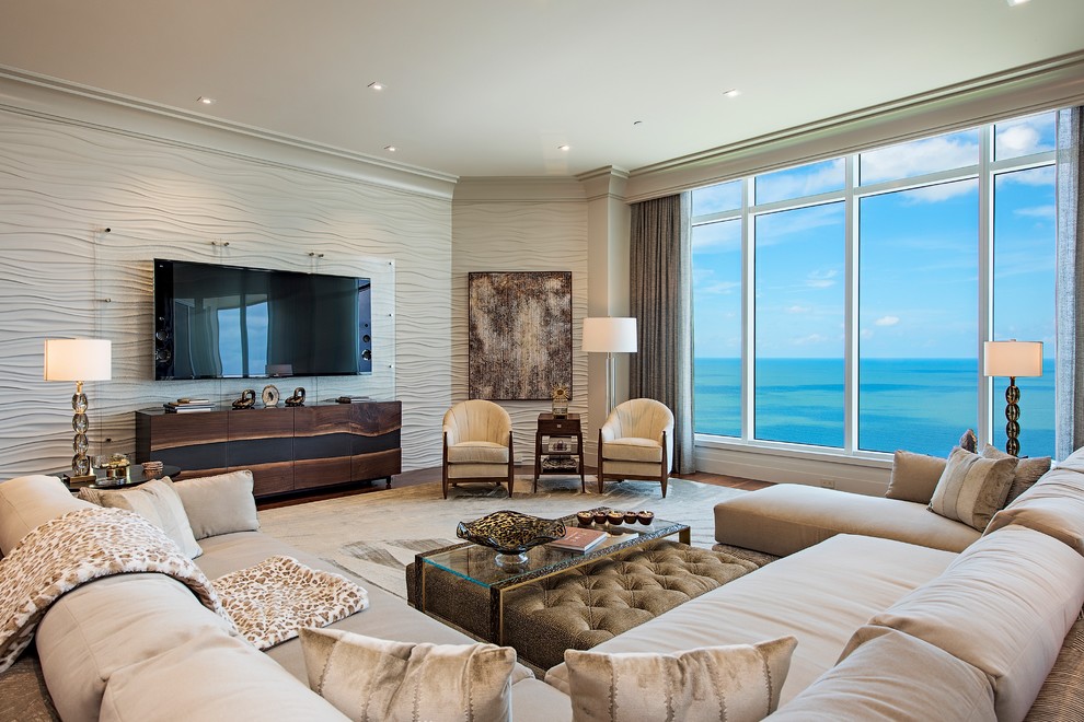 Immagine di un soggiorno stile marino con pareti beige, parquet scuro, TV a parete e pavimento marrone