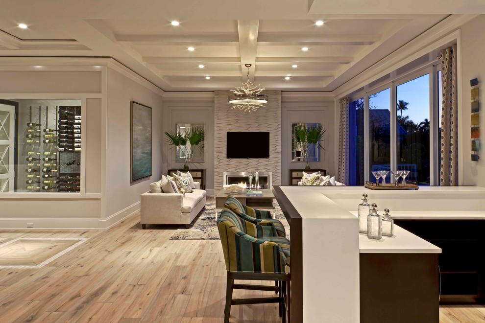 Offenes Maritimes Wohnzimmer mit beiger Wandfarbe, hellem Holzboden, Kamin und TV-Wand in Miami