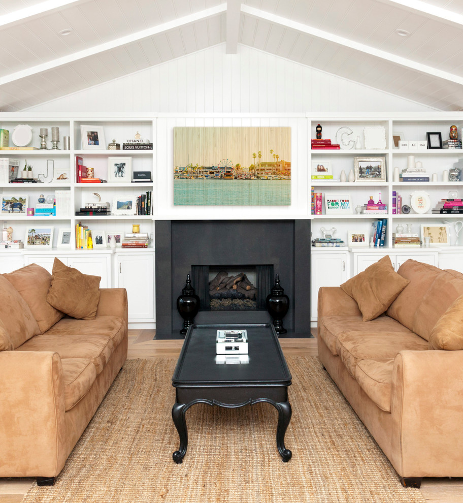 Свежая идея для дизайна: гостиная комната в морском стиле с белыми стенами и коричневым диваном - отличное фото интерьера