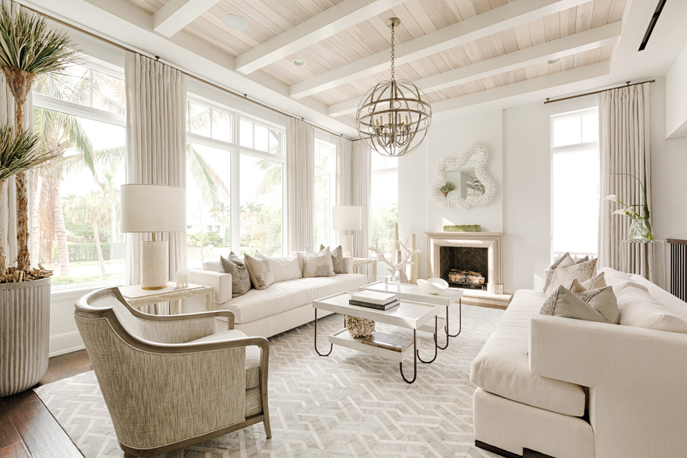 Immagine di un soggiorno stile marinaro con sala formale, pareti bianche, camino classico e tappeto