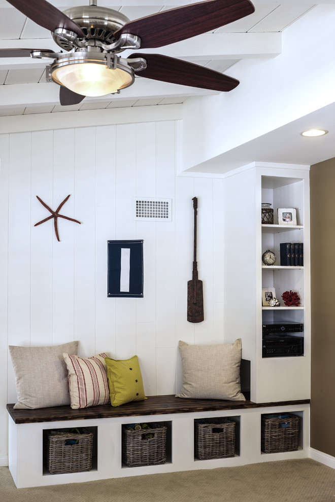 Пример оригинального дизайна: открытая гостиная комната среднего размера в морском стиле с разноцветными стенами, ковровым покрытием, стандартным камином и телевизором на стене