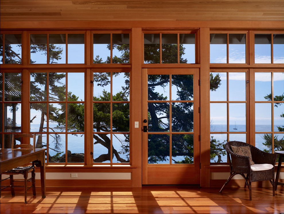 Maritimes Wohnzimmer mit braunem Holzboden in Seattle
