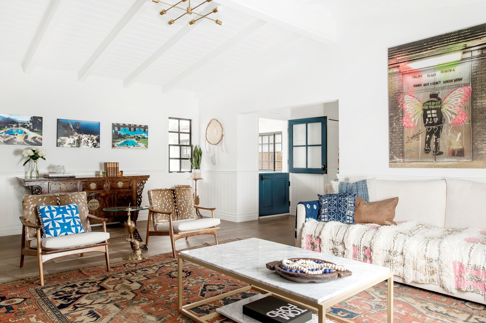 Ispirazione per un soggiorno stile marino con pareti bianche, pavimento in legno massello medio e pavimento marrone