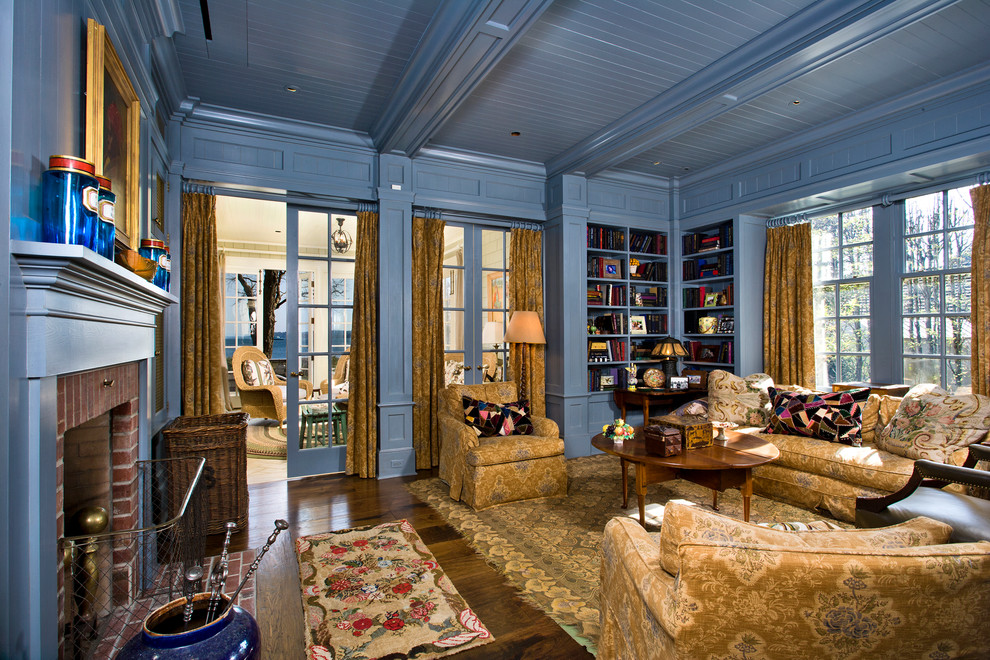 Идея дизайна: изолированная гостиная комната в морском стиле с синими стенами, стандартным камином, фасадом камина из кирпича и красивыми шторами