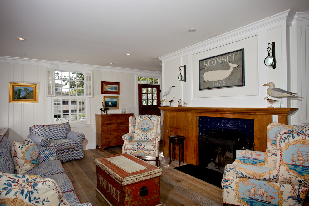 Repräsentatives, Fernseherloses Maritimes Wohnzimmer mit weißer Wandfarbe, hellem Holzboden und Kamin in San Diego