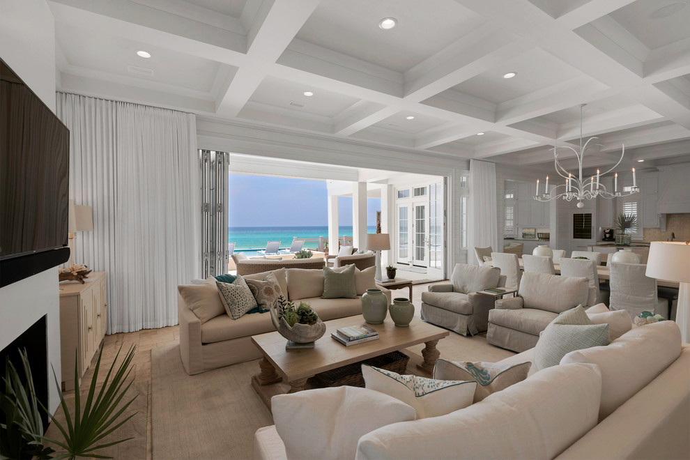 Geräumiges, Offenes Maritimes Wohnzimmer mit weißer Wandfarbe, hellem Holzboden, Kamin, gefliester Kaminumrandung und TV-Wand in Miami
