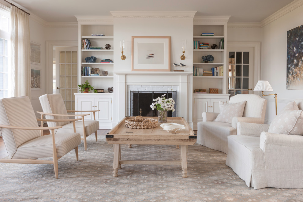 Ispirazione per un soggiorno stile marinaro con pareti bianche, camino classico, cornice del camino in mattoni e tappeto