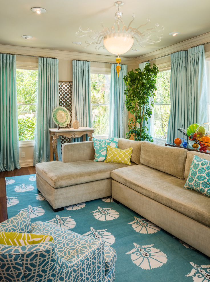 Imagen de salón para visitas costero sin chimenea y televisor con paredes beige y suelo de madera en tonos medios