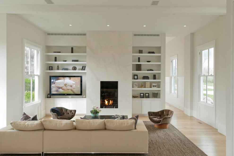 Maritimes Wohnzimmer mit weißer Wandfarbe, hellem Holzboden und Kamin in New York