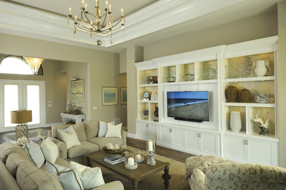 Стильный дизайн: гостиная комната:: освещение в морском стиле с бежевыми стенами, паркетным полом среднего тона и телевизором на стене - последний тренд