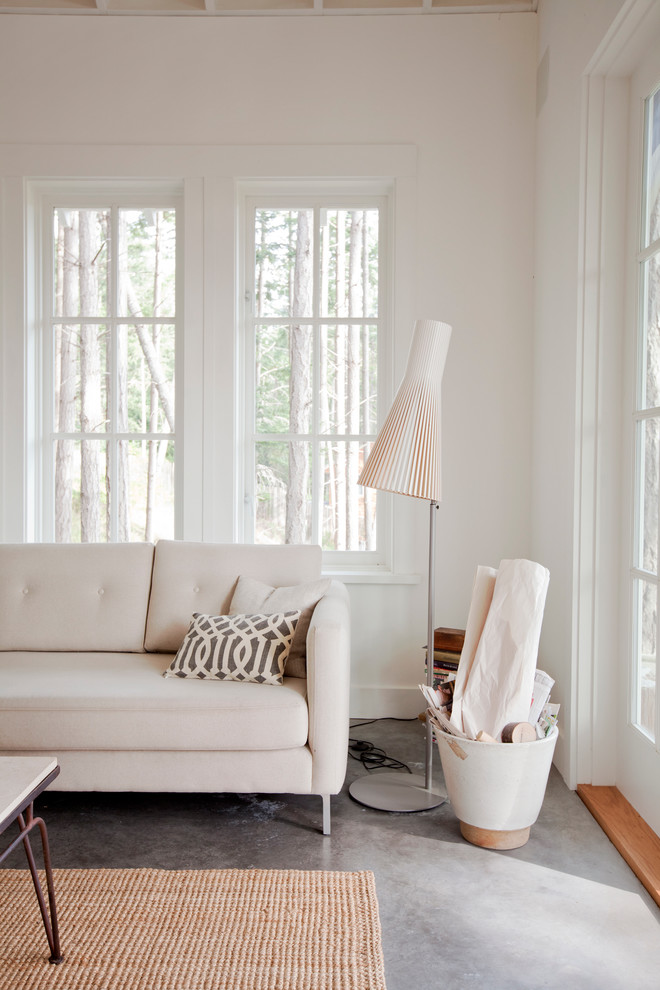Источник вдохновения для домашнего уюта: гостиная комната в морском стиле с белыми стенами