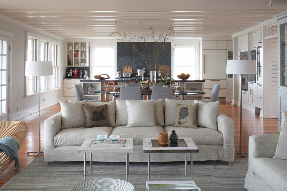 Offenes Maritimes Wohnzimmer mit braunem Holzboden in Providence