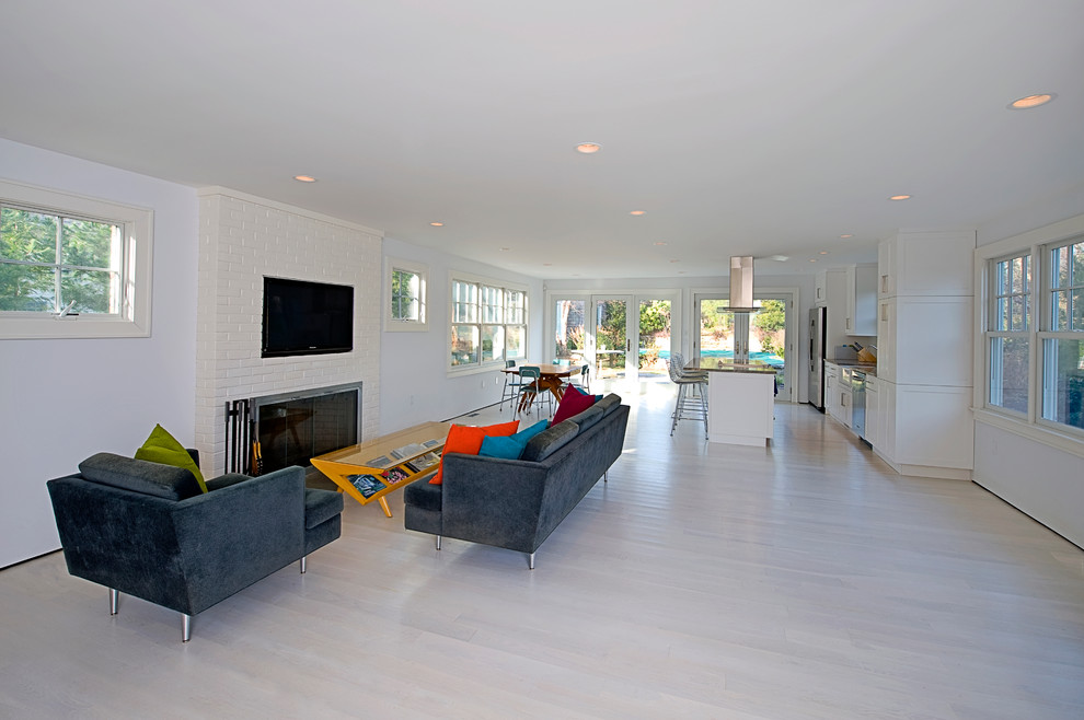 Idee per un soggiorno stile marinaro aperto con TV a parete e pavimento bianco