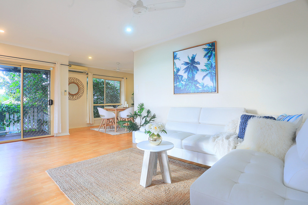 Idee per un soggiorno stile marinaro aperto con sala formale, pareti beige, pavimento in legno massello medio e pavimento beige